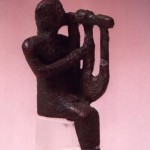 Monte Sirai - Carbonia (CA). Bronzo figurato fenicio di suonatore di cetra (VII sec. a.C.).